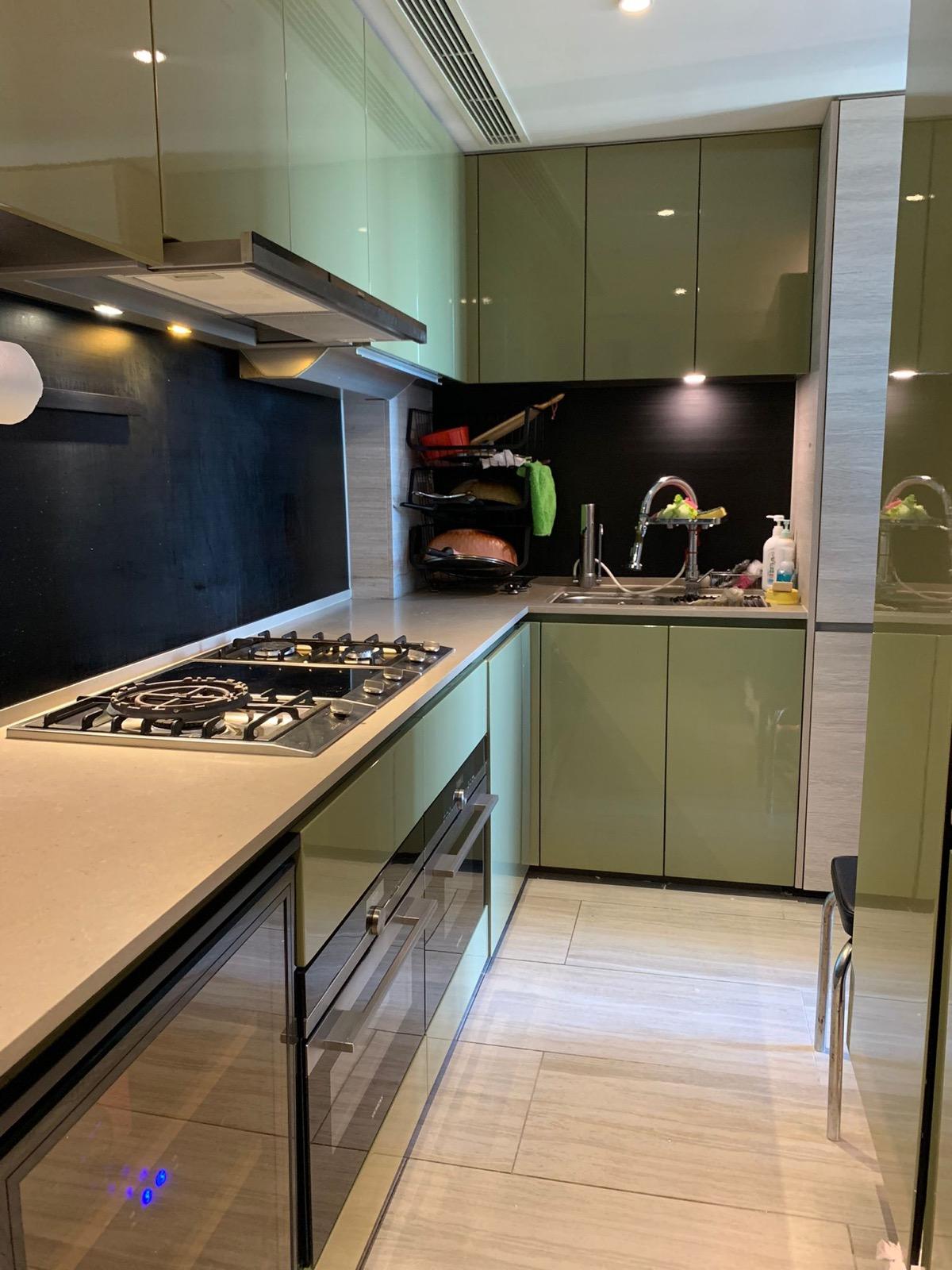 略呈L形狀的廚房,設有一系列廚櫃及各式下廚家電,並外接小露台,方便作晾衫之用。