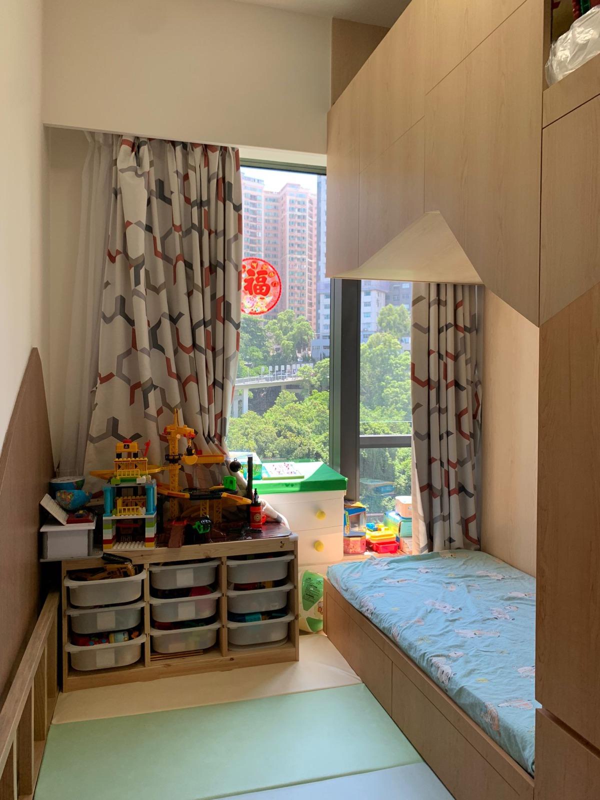小朋友睡房設有大型訂製衣櫃,景觀翠綠開揚,環境清靜舒適。