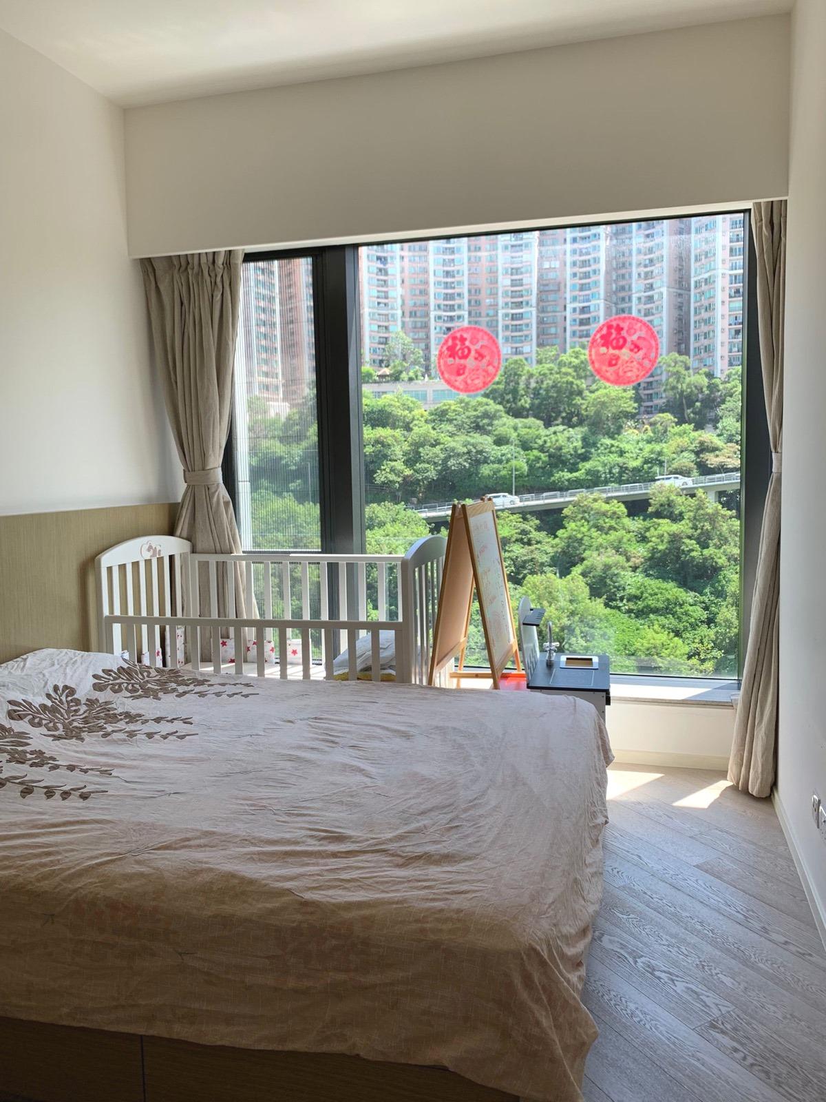 睡房設有特大窗戶,綠油油景致盡入眼簾。