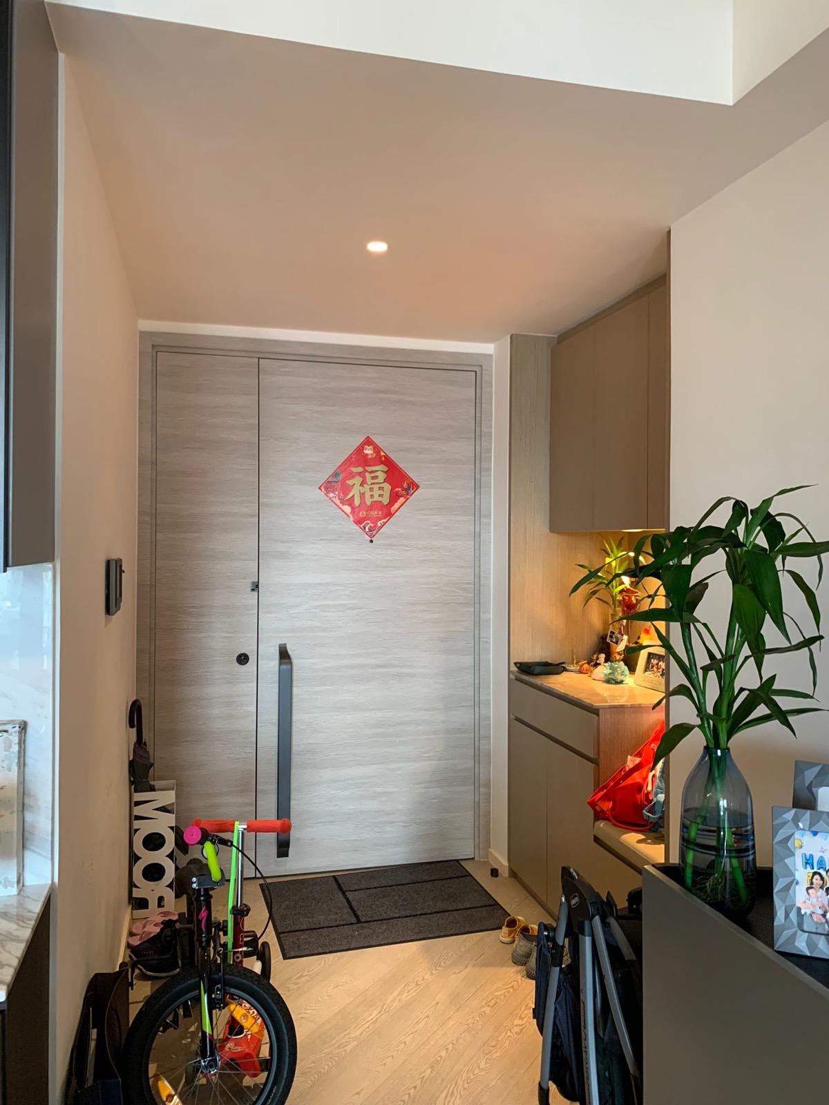 玄關是回家後第一眼的舒適印象,單位的玄關有足夠空間擺放單車等較大型物品,旁邊亦設有收納櫃及吊櫃,在回家時就能做好收納。