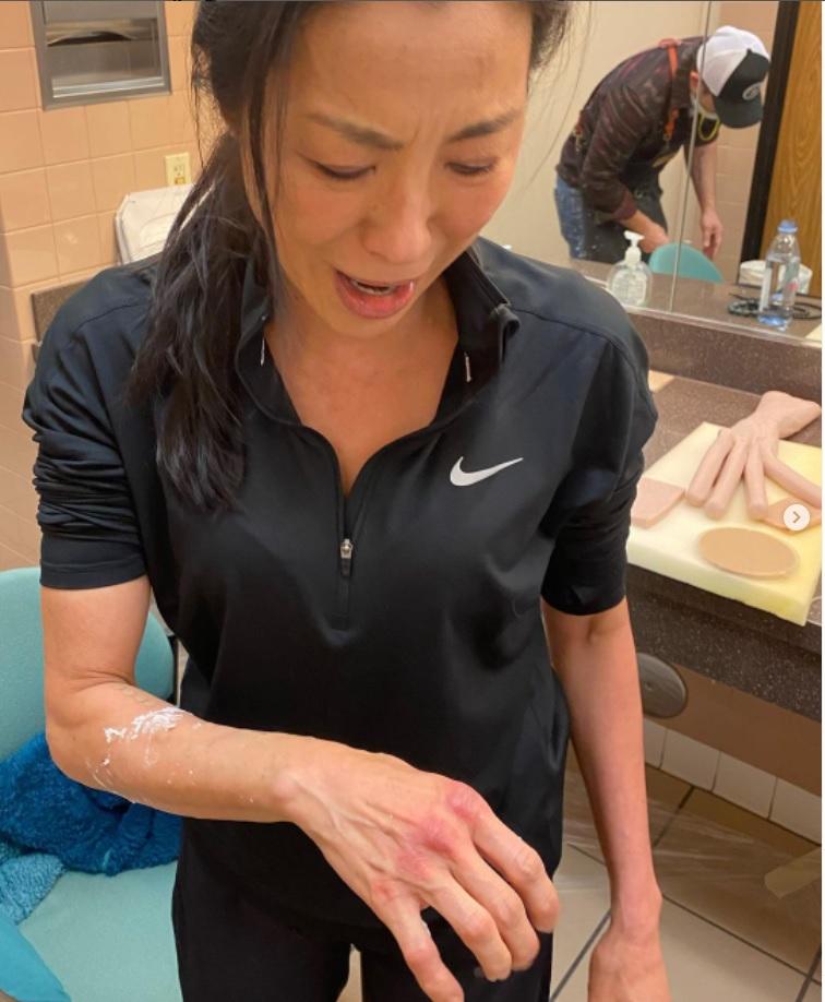 戲裡的香腸手指非常搞笑,楊紫瓊因特技化妝弄至手指紅腫敏感。(楊紫瓊IG)