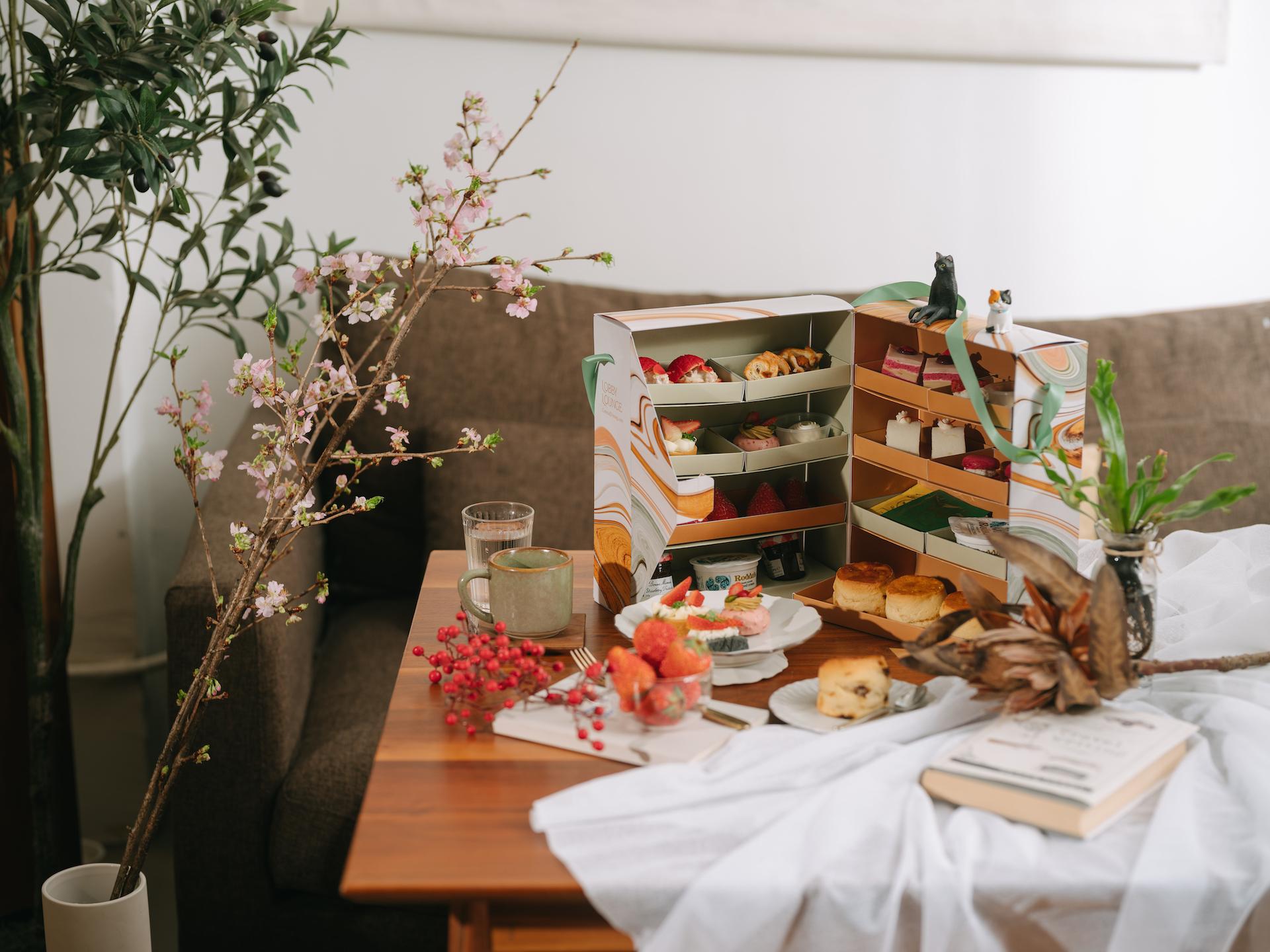 茶點以全新設計的外攜下午茶盒盛載