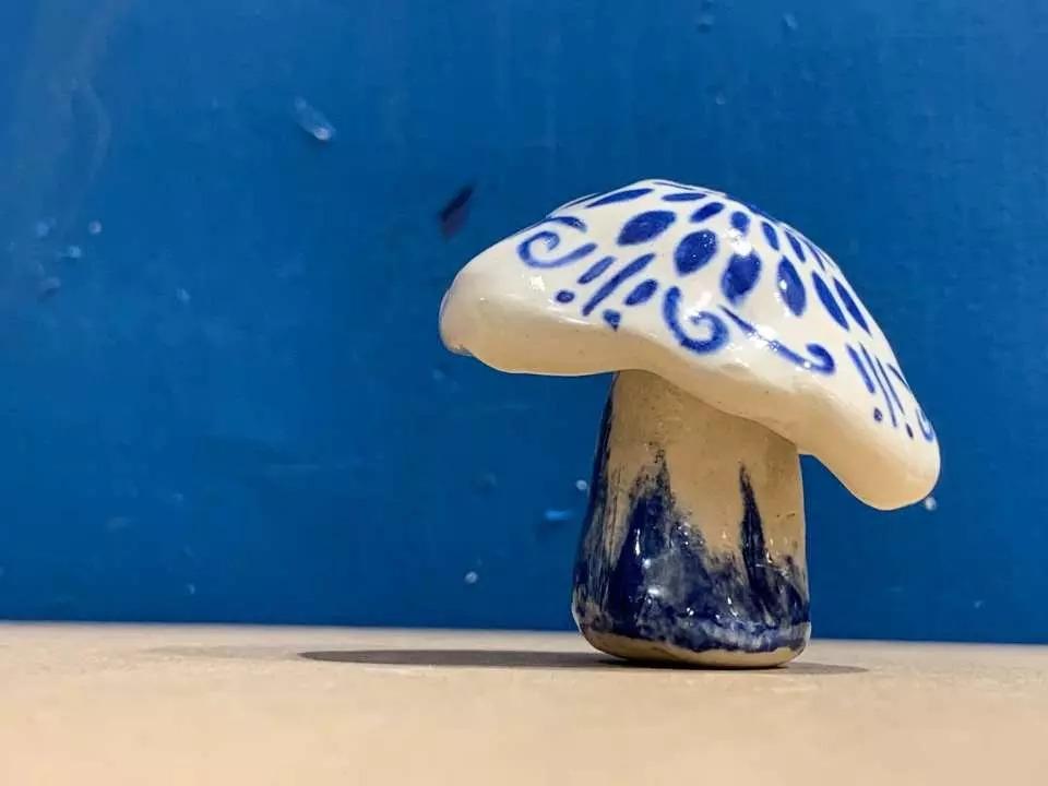 燒製後完成的作品會是高貴亮麗的藍色配白色瓷器。