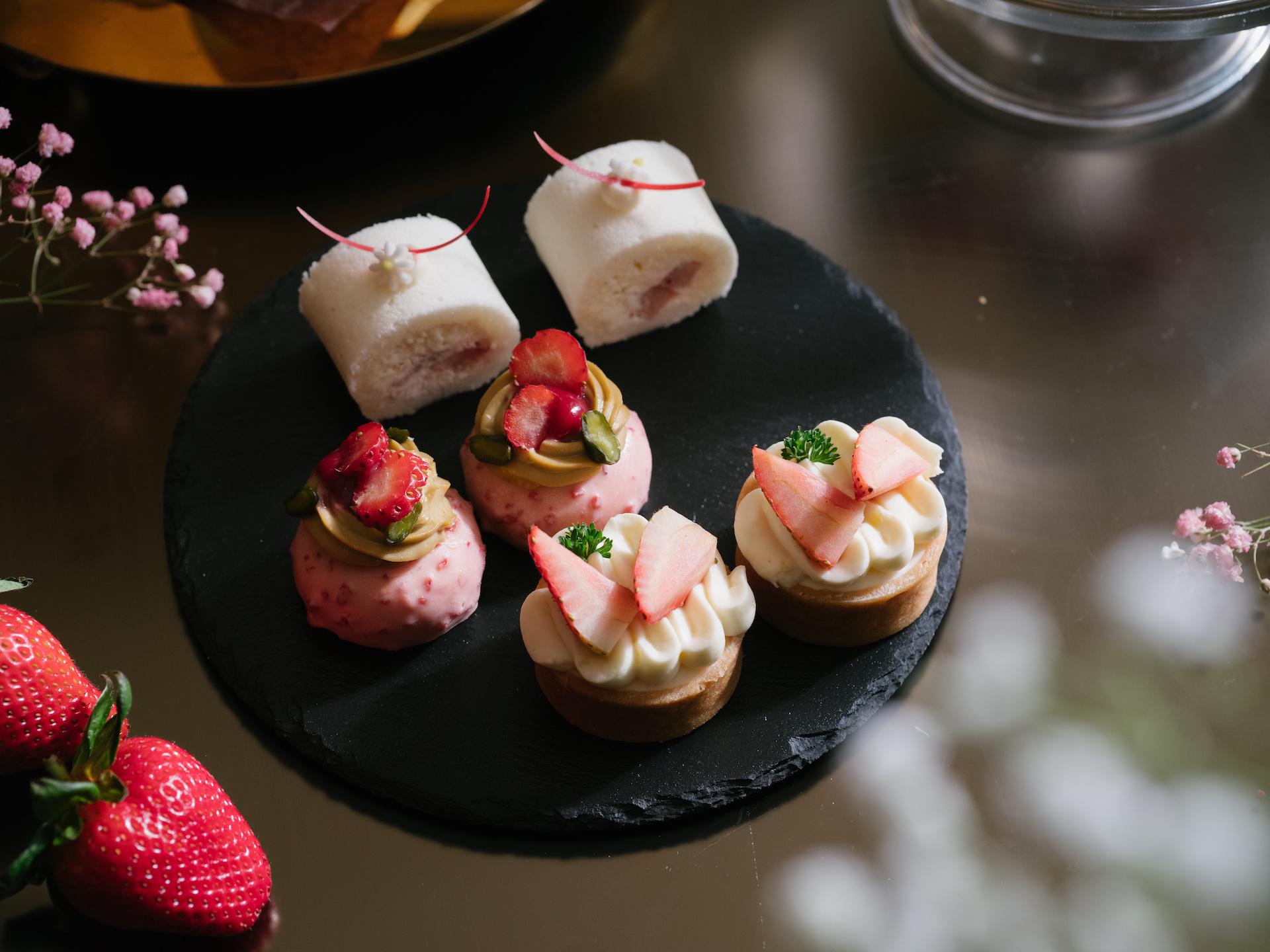 甜點包括士多啤梨卷蛋、士多啤梨香檸芝士撻、西西里開心果伴士多啤梨朱古力慕斯