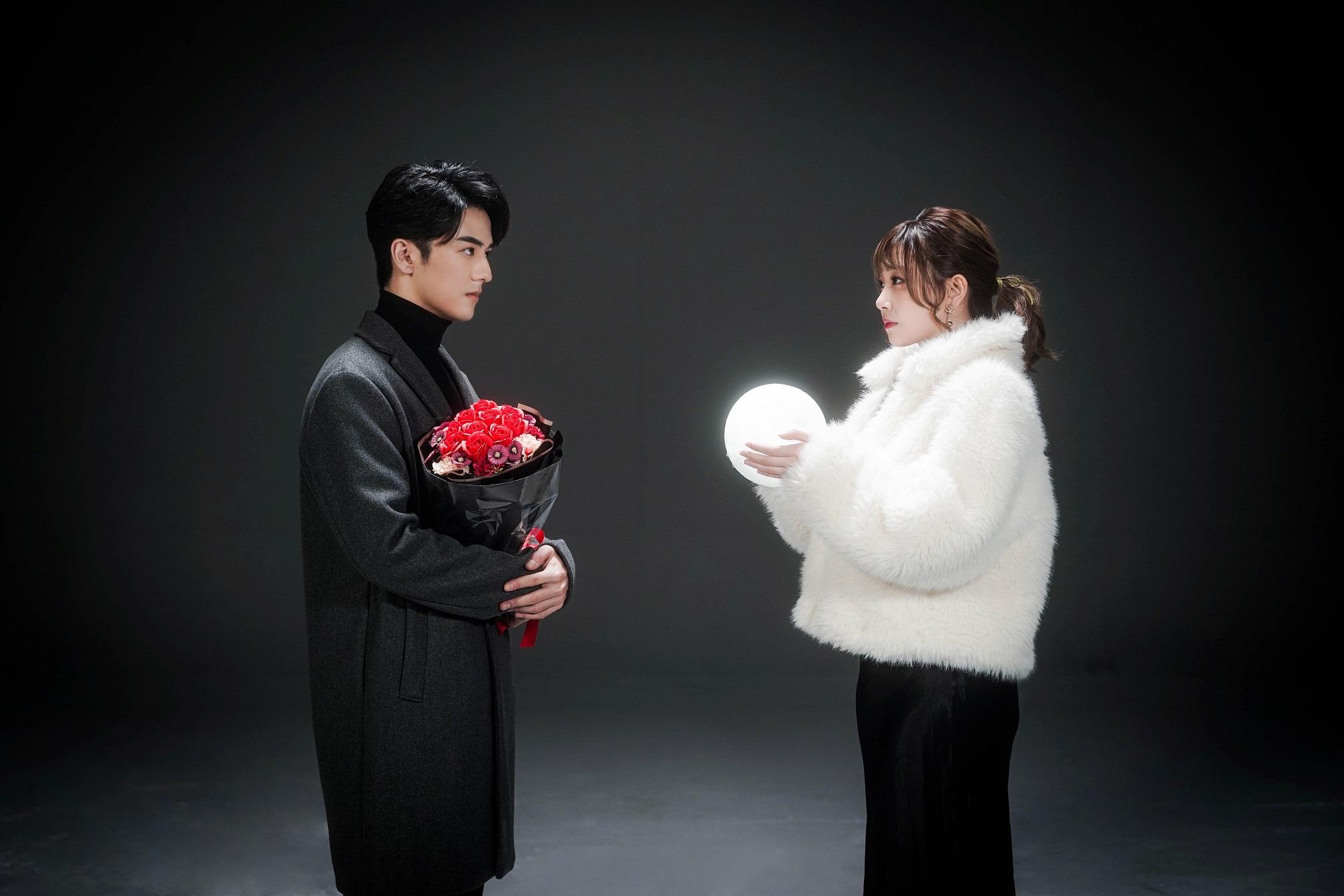 Oscar與Rose拍了20 take才完成一鏡到底的MV拍攝。