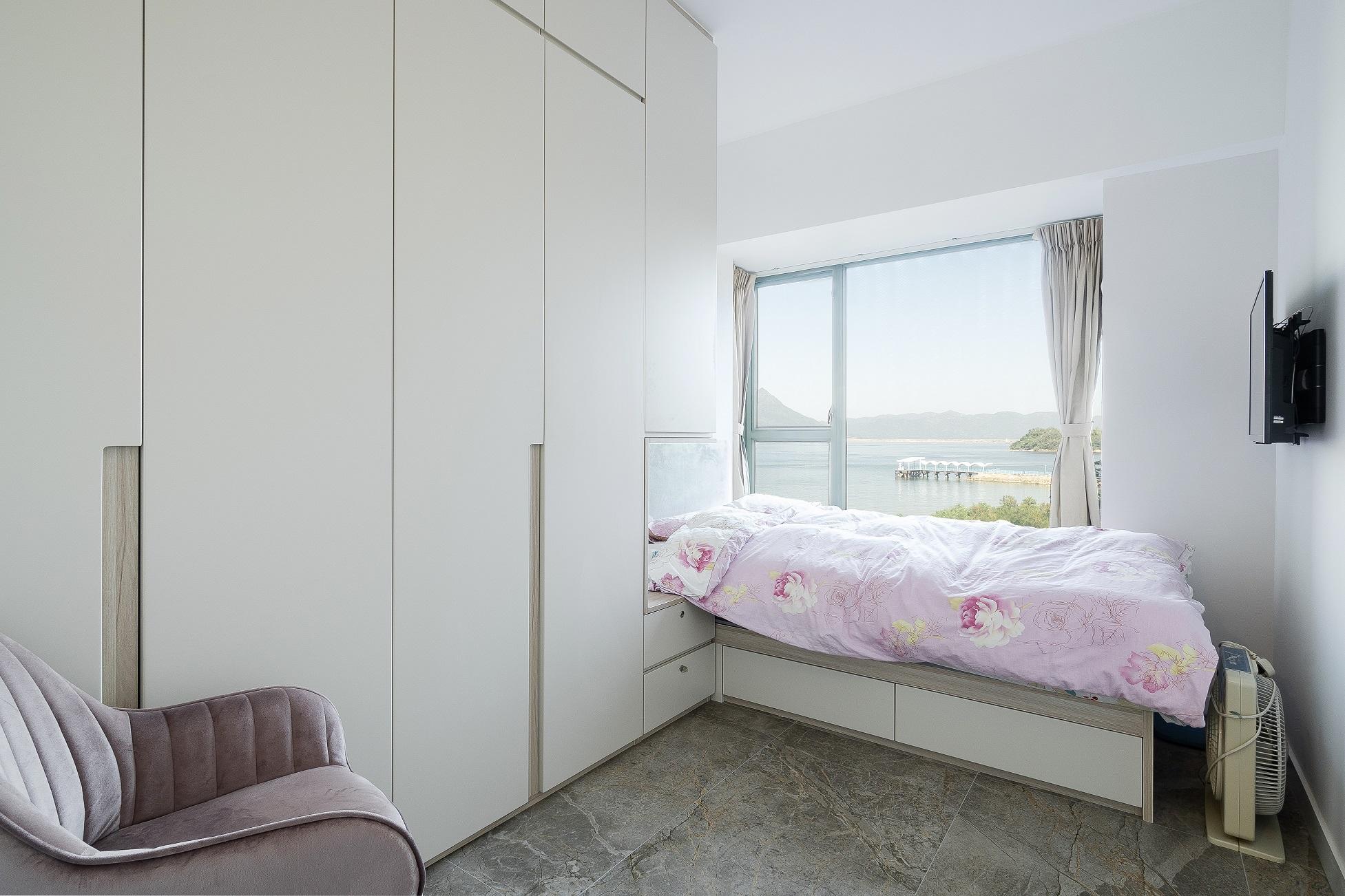 睡房用色淡雅,看上去亦相當舒服