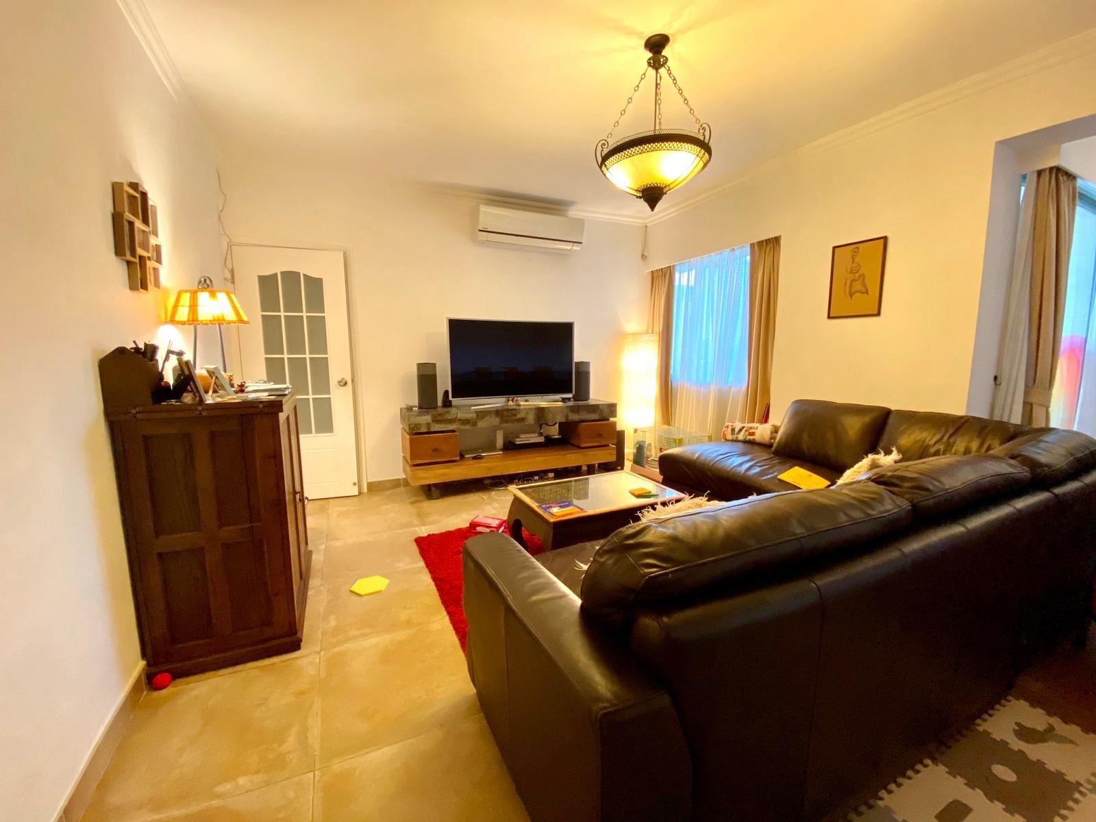 單位客廳闊大四正,擺放大型梳化等大件傢俬後,空間仍然充足。