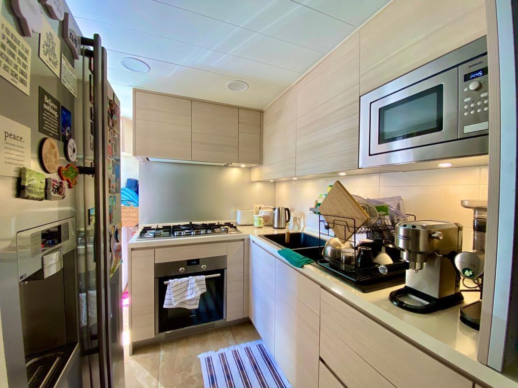 廚房面積相當寬敞,廚櫃及傢電都新淨整潔。