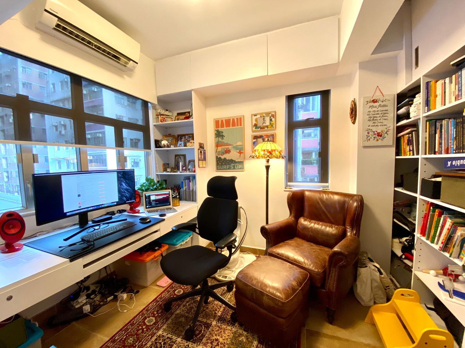 其中一個睡房作書房用途,多窗及窗大的設計,採光度極高;而放上真皮單人梳化後,也不覺侷促。