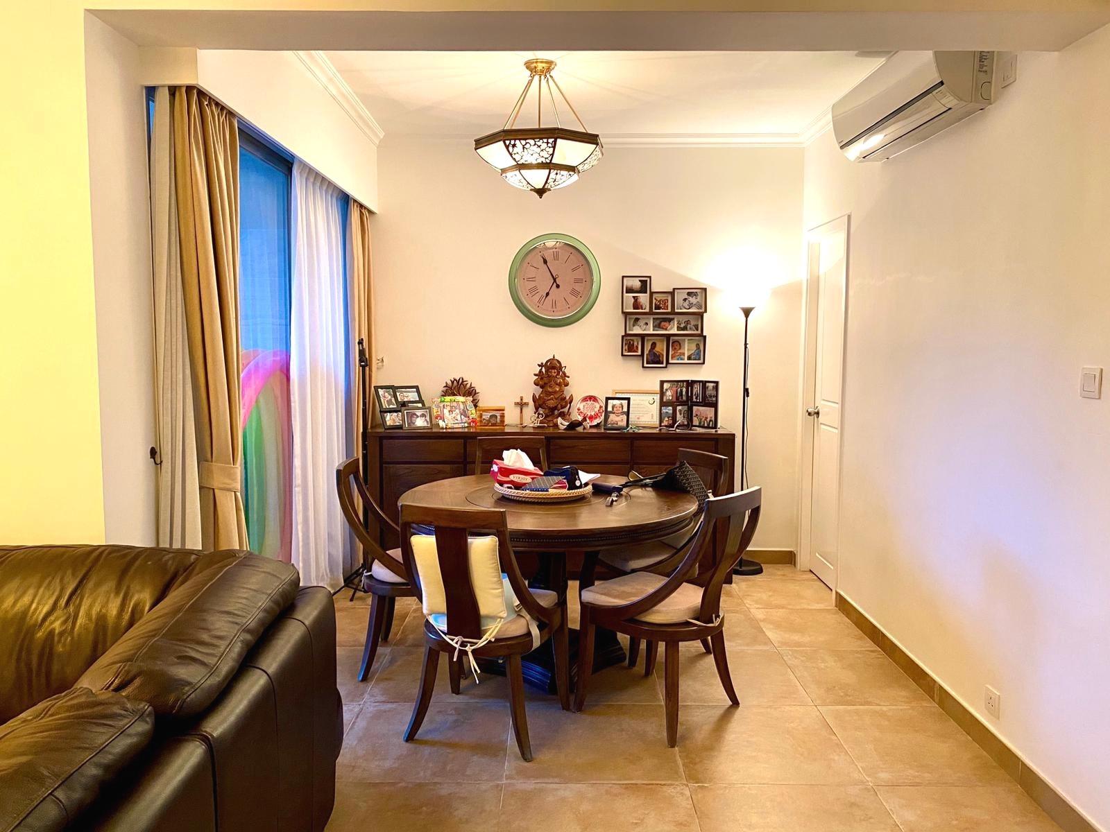 飯廳放有五人餐桌椅,旁邊亦擺放了大型半腰木櫃,感覺仍然闊落。