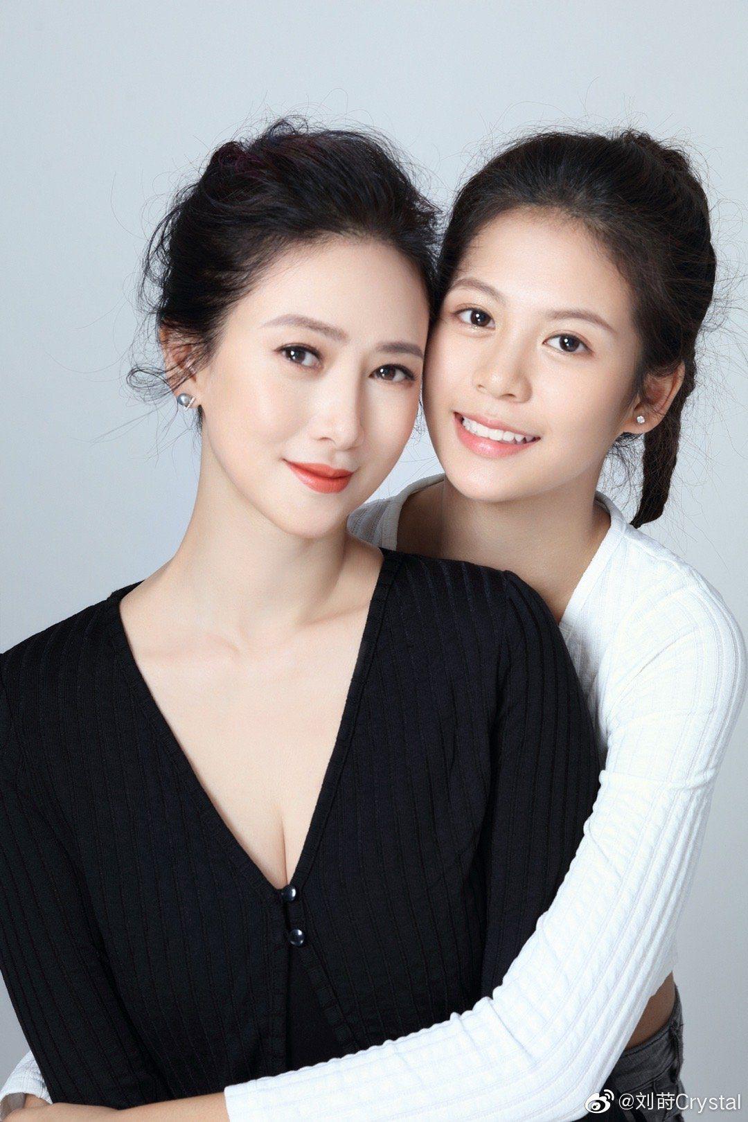 14歲Crystal與53歲翁虹似足女姊妹。