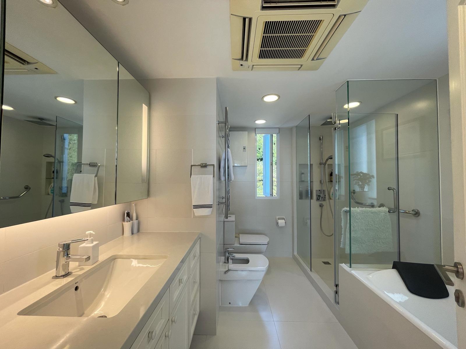 主人套房的浴室備有浴缸和企缸,設計舒適實用。