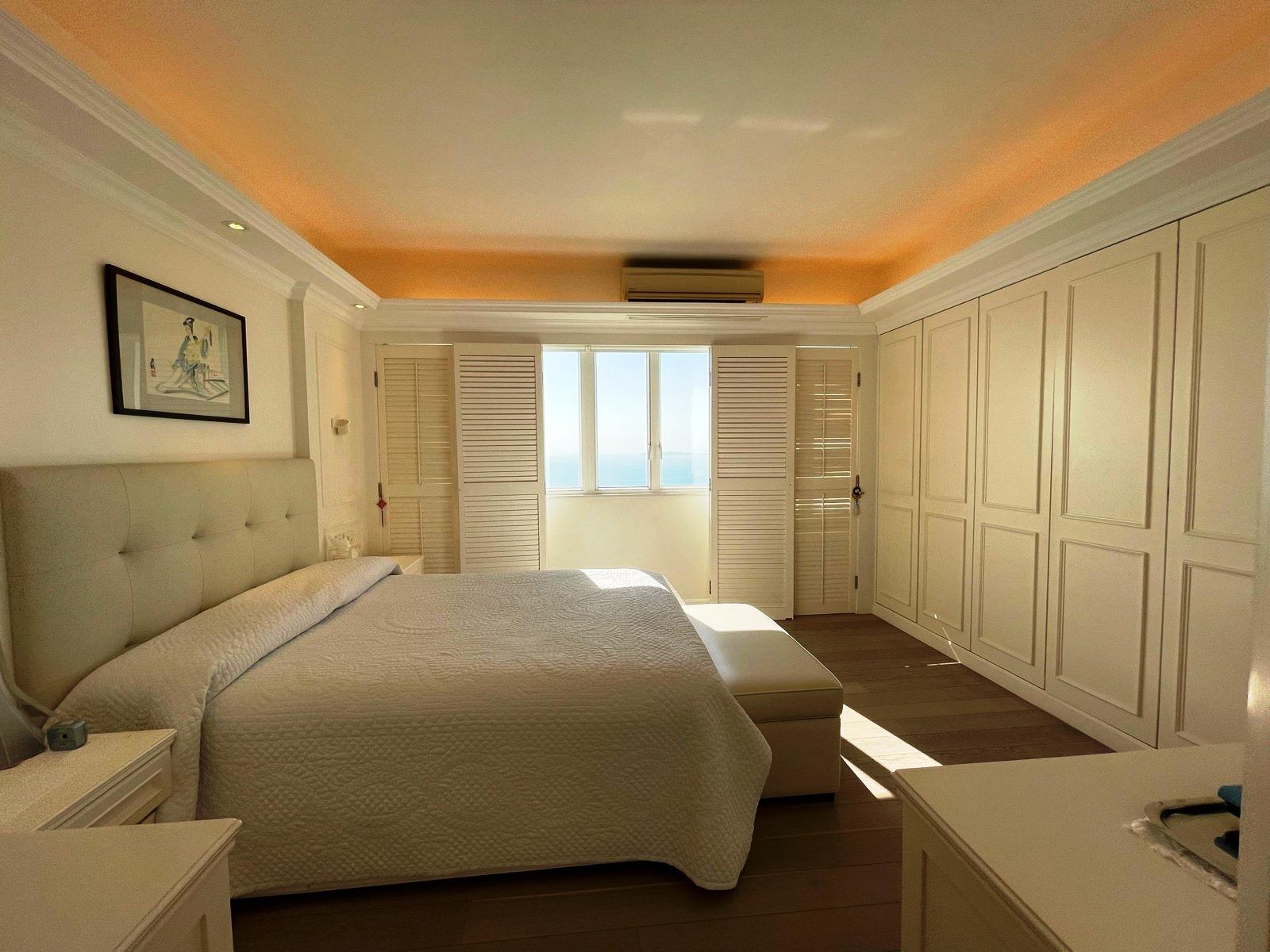 溫暖的日光從主人套房的窗外輕輕灑落,展現空間的和諧之美。