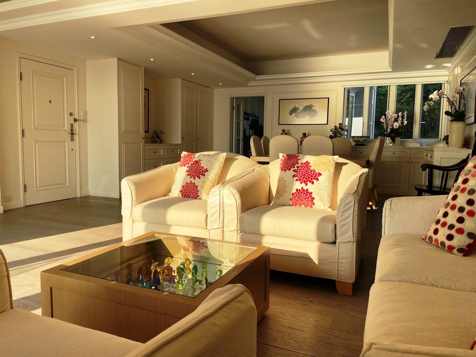 陽光映照在白色沙發和木質茶几上,感覺和諧溫暖。