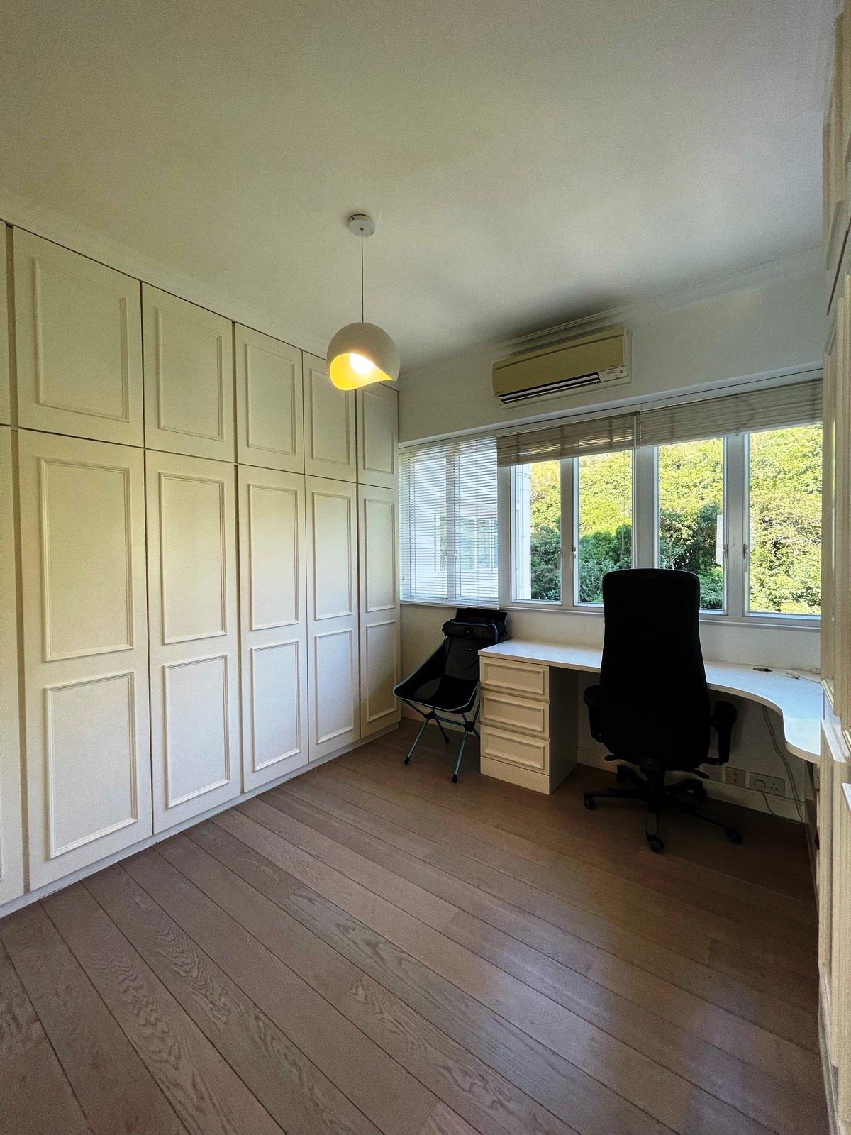 3個睡房中面積最細的一個房間,望翠綠山巒。