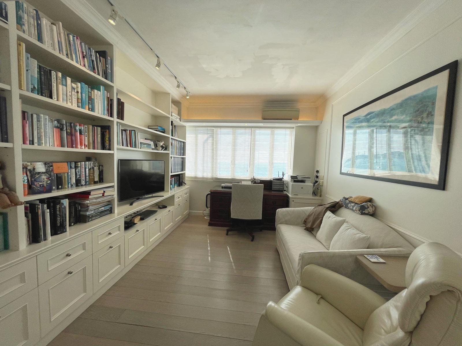 其中一個睡房改為娛樂廳及書房用途,一系列入牆櫃和書櫃相當實用美觀。