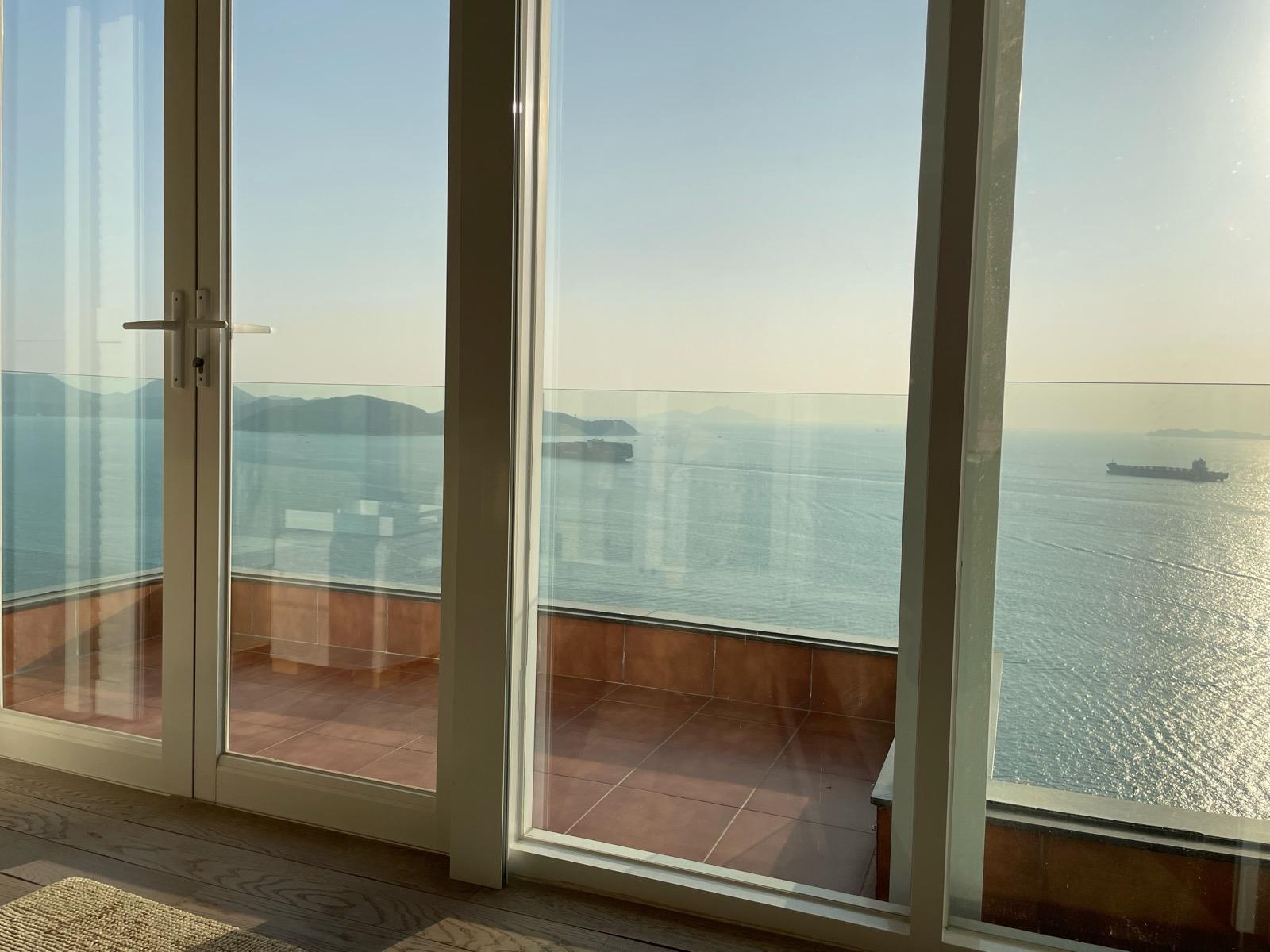 單位景觀非常吸引,站在露台上欣賞海天一色美景,即時有放鬆減壓效果。