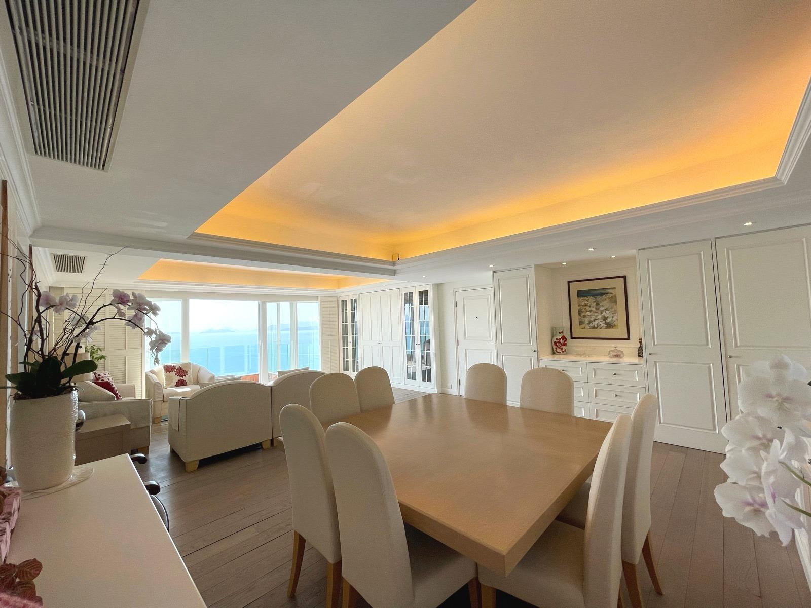 飯廳擺放了8人餐桌後,四周空間仍然闊落。