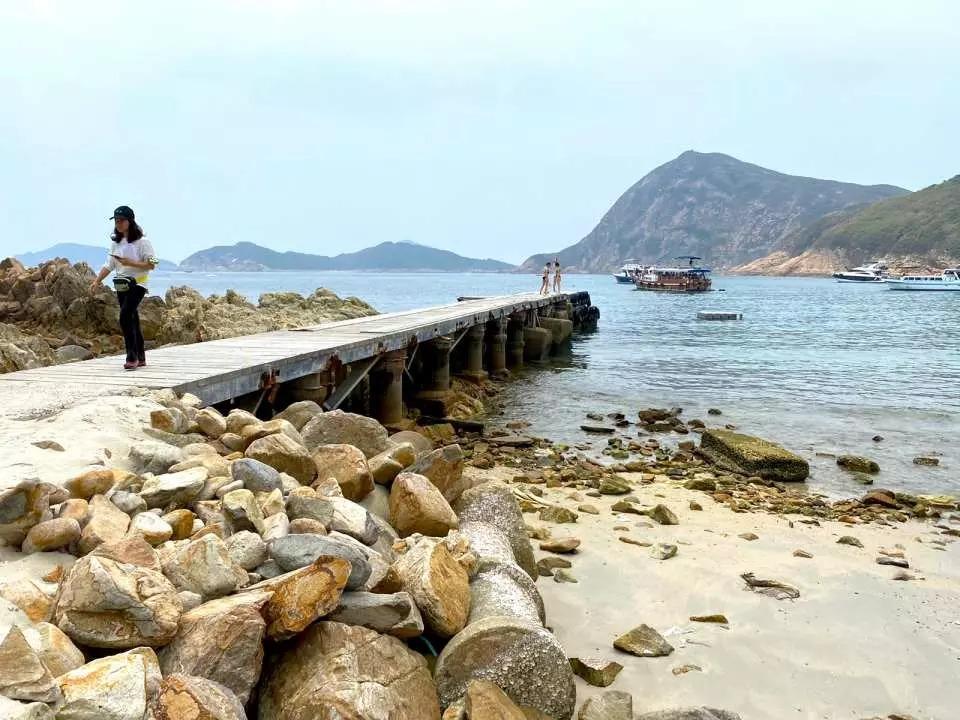 自由在有「港版馬爾代夫」之稱的白腊灣海灘遊玩及體驗獨木舟.