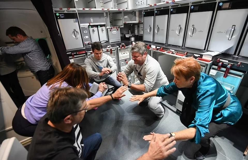 機上有空間讓乘客舒展筋骨,做運動。(互聯網)