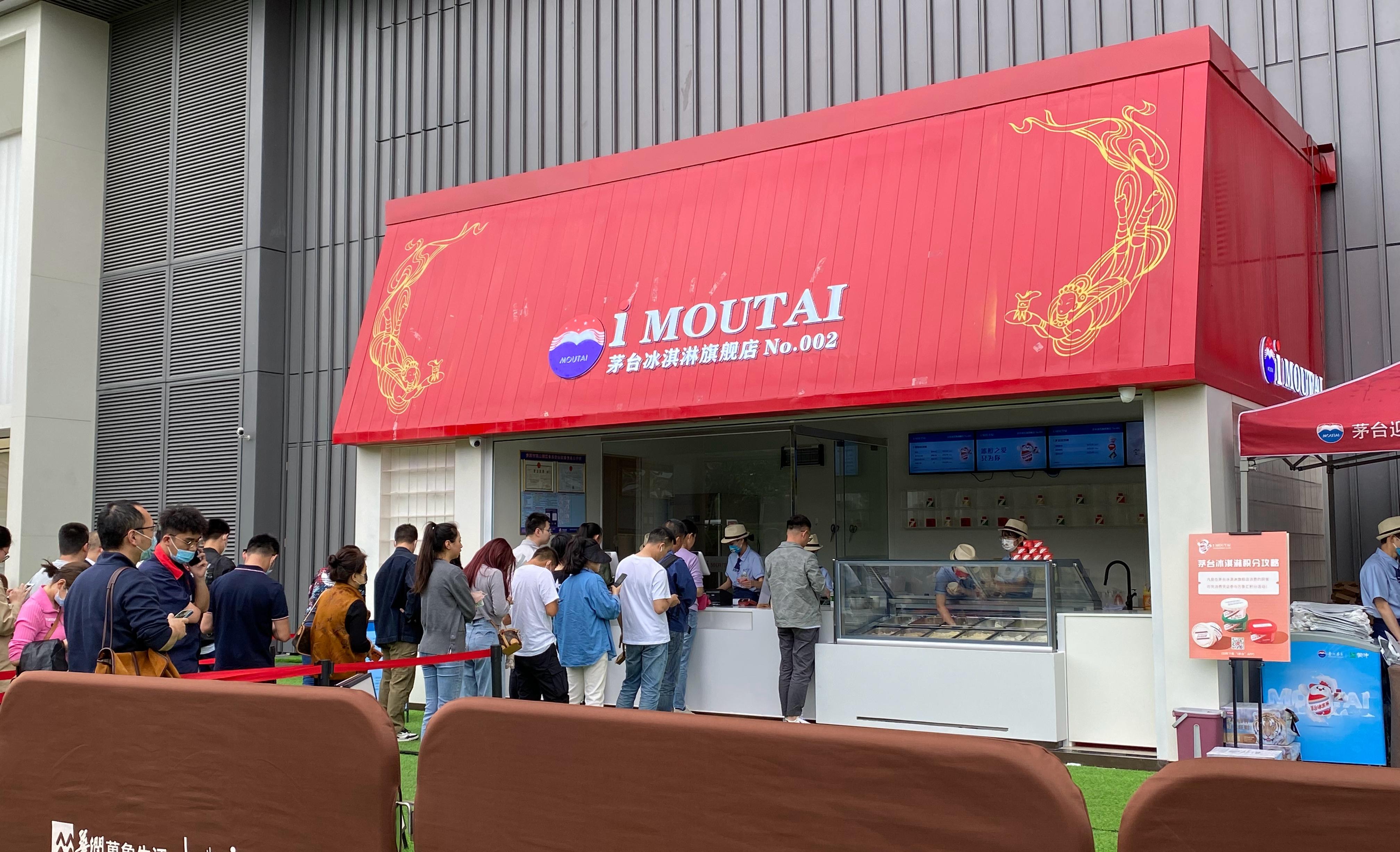 茅台冰淇淋旗艦店二號店昨日在貴州貴陽開幕,吸引許多民眾去排隊食雪糕。(互聯網)