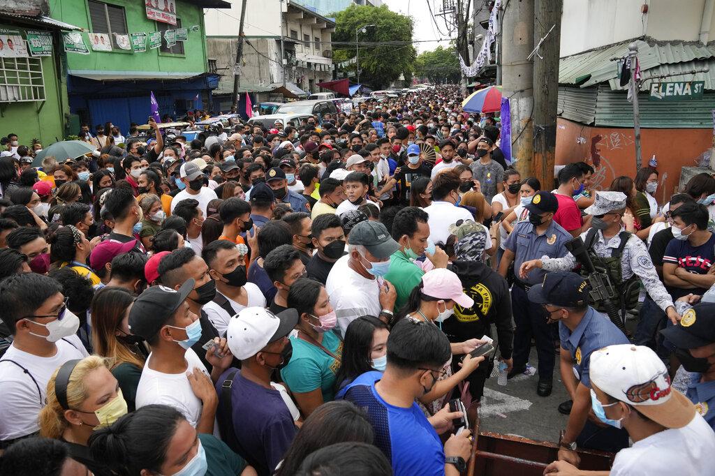 馬尼拉Tondo區票站外現投票人潮,軍人及警員在場維持秩序。(美聯社)