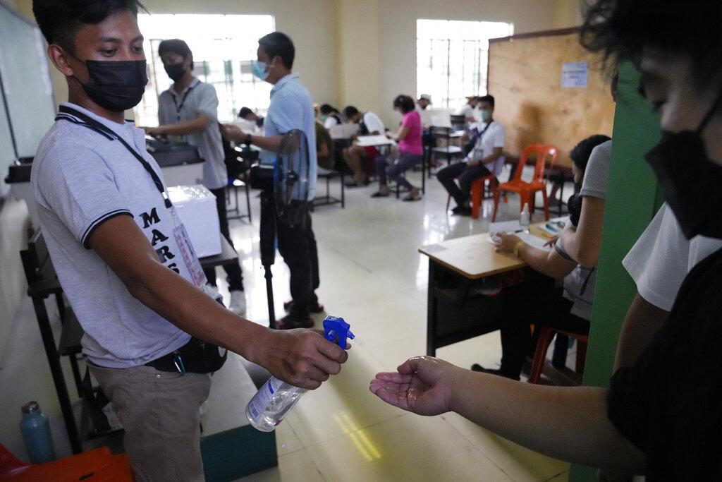 選民投票前先潔手。(美聯社)