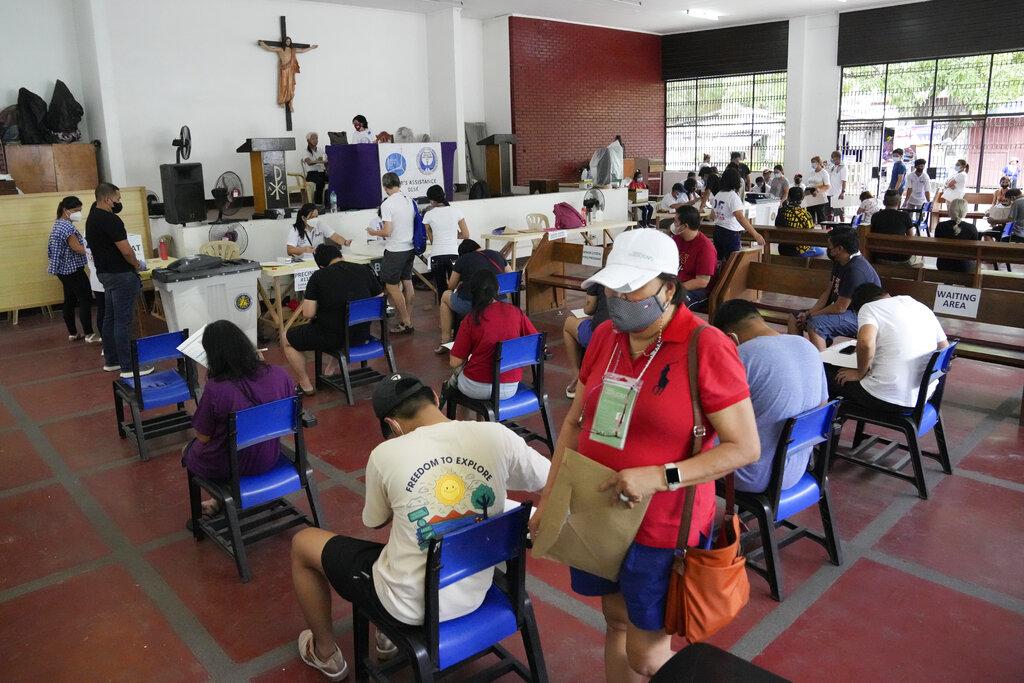 奎松選民在教堂票站投票。(美聯社)