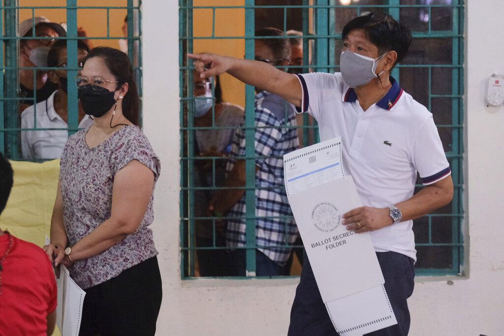 小馬可斯到家鄉北伊羅戈省的票站投票。(美聯社)