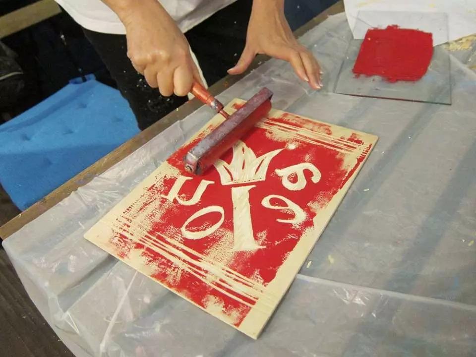 設計及印刷具個人特色圖案,利用雕刻工具在木板及膠板上刻出圖案