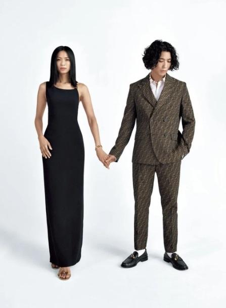 賀來賢人與榮倉奈奈向來恩愛,早前還罕有地以夫妻檔登上時尚雜誌封面。