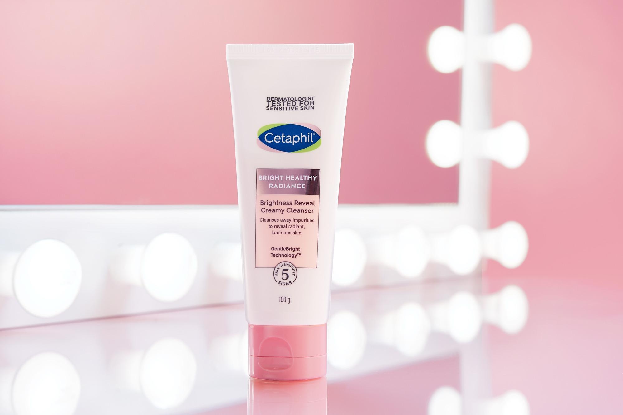 透亮抗敏潔面乳 $180/100g 溫和低敏的潔面配方,專為敏感肌而設,能溫和及徹底地潔淨面上污垢雜質和油脂,亦能清除角質死皮及暗啞,洗後絕不會感到乾燥繃緊,亦不會造成過敏刺激。