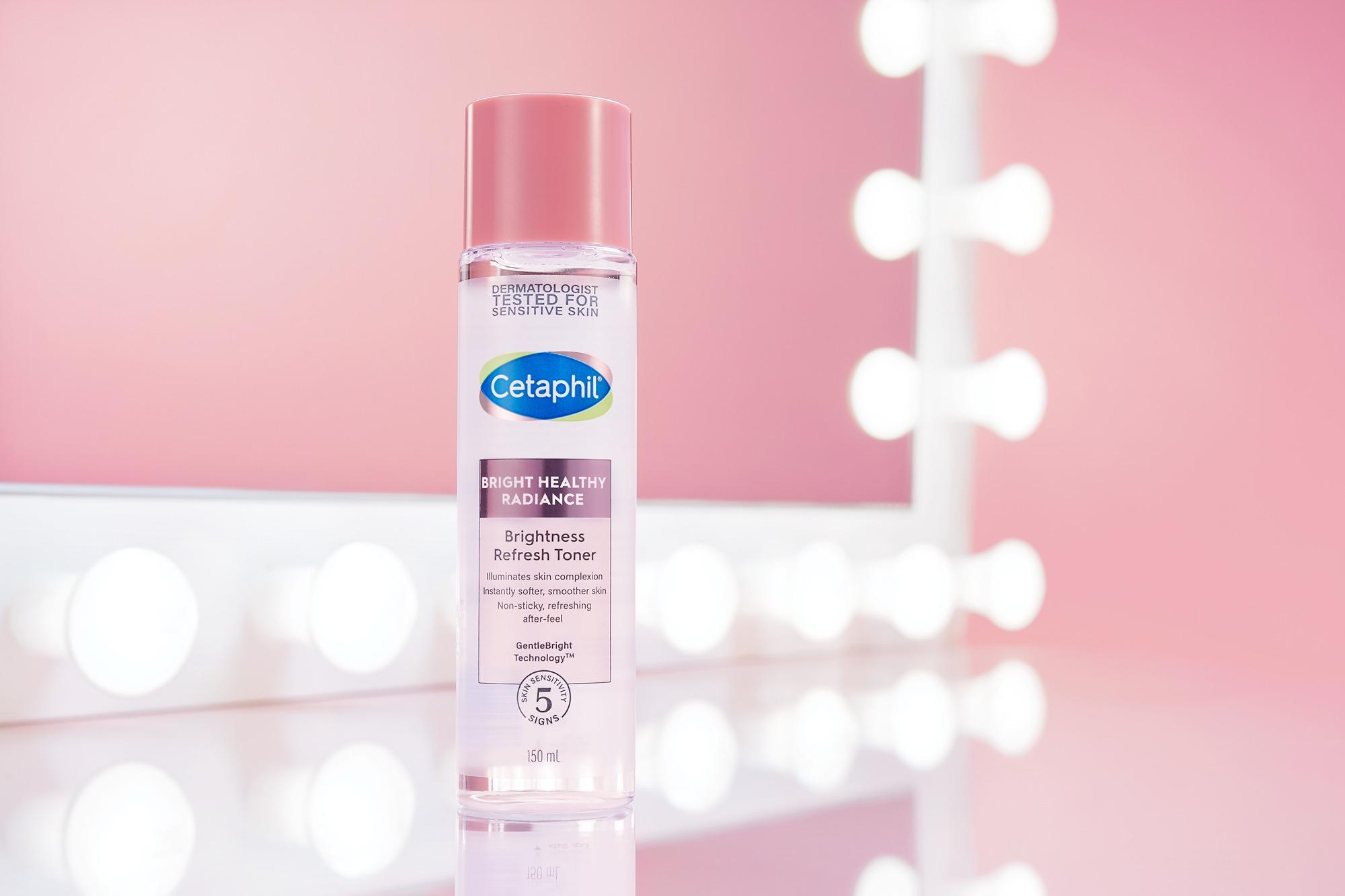 透亮抗敏爽膚水 $215/150ml 有效提升皮膚水潤度、透亮度和均淨度,去除暗啞,並強化皮膚防禦屏障及改善肌膚質感,發揮極致的亮白、抗敏和保濕功效,大大提升後續護膚品的吸收度和效能。