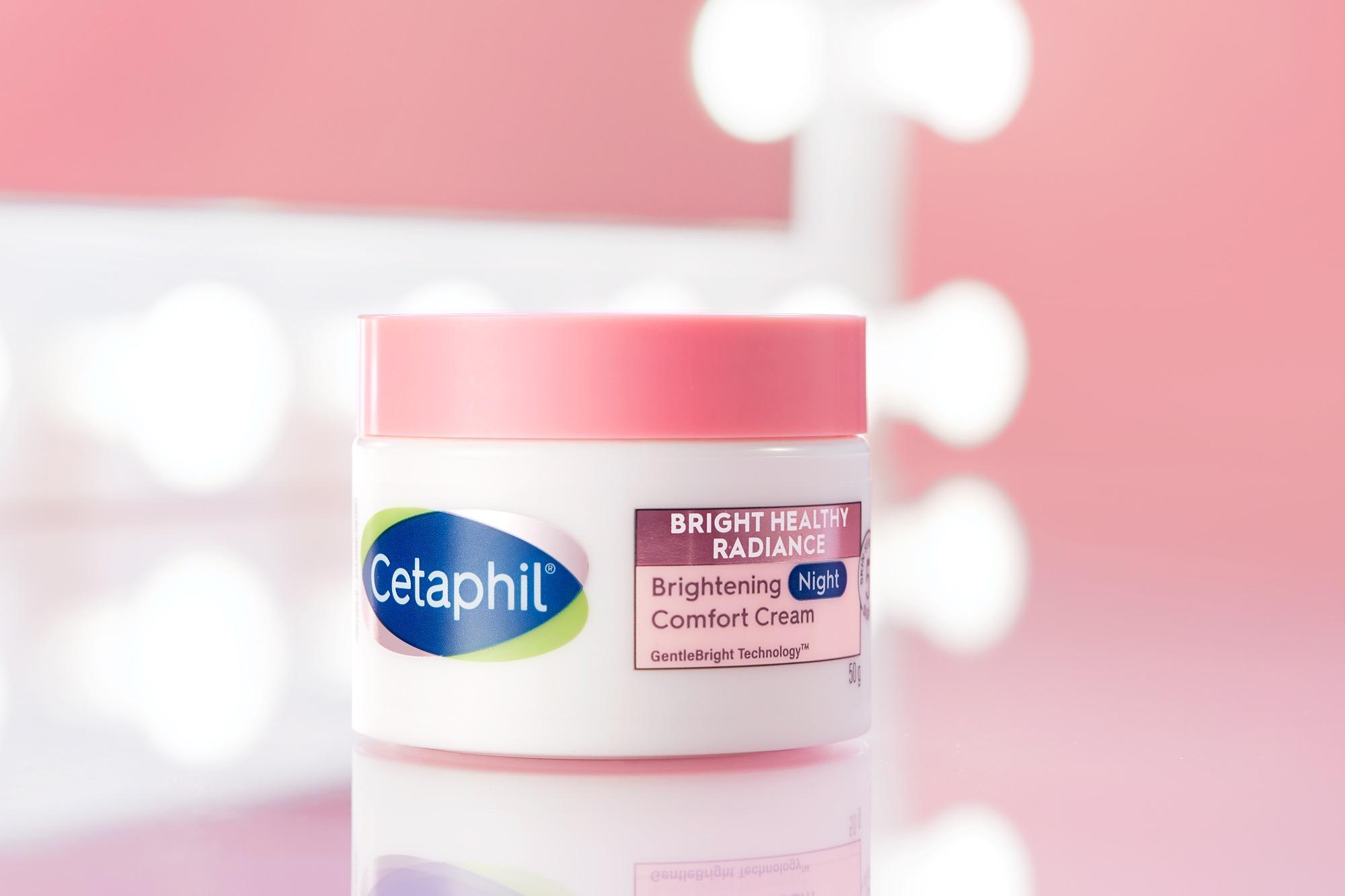 透亮抗敏舒緩晚霜 $280/50g 配方融入獨家的溫和透亮專利技術和具高效滋養保濕效能的透明質酸,促進肌膚在晚上黃金睡眠時間淡化色斑、提升肌膚光澤度及透亮度,同時持久保濕和對抗敏感症狀。