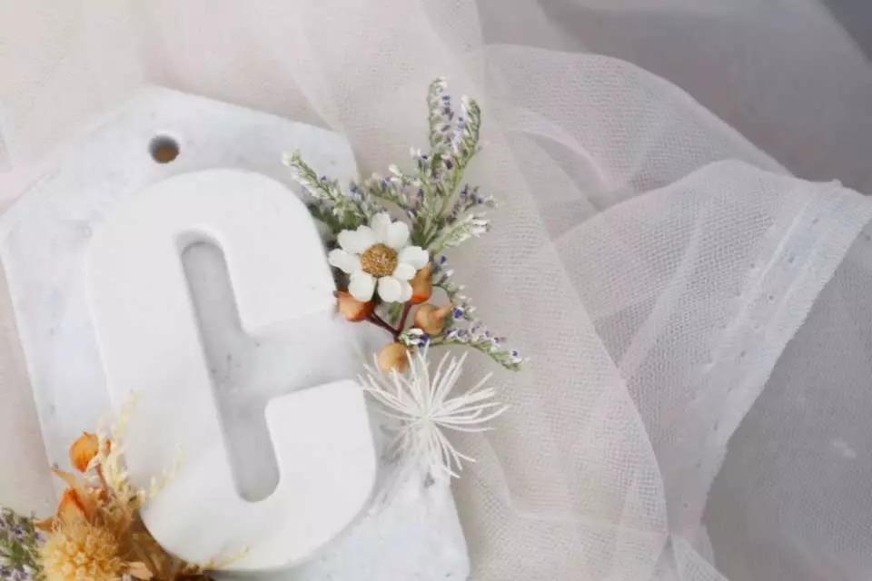 透過擴香石表面的毛孔吸收水氣,調節內外濕氣,進而達到擴香效果。