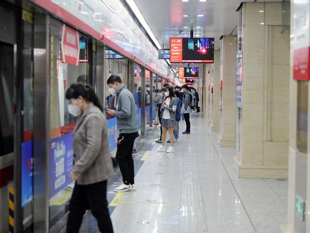 長春地鐵今日恢復行駛,乘客必須戴N95口罩。(中新社)