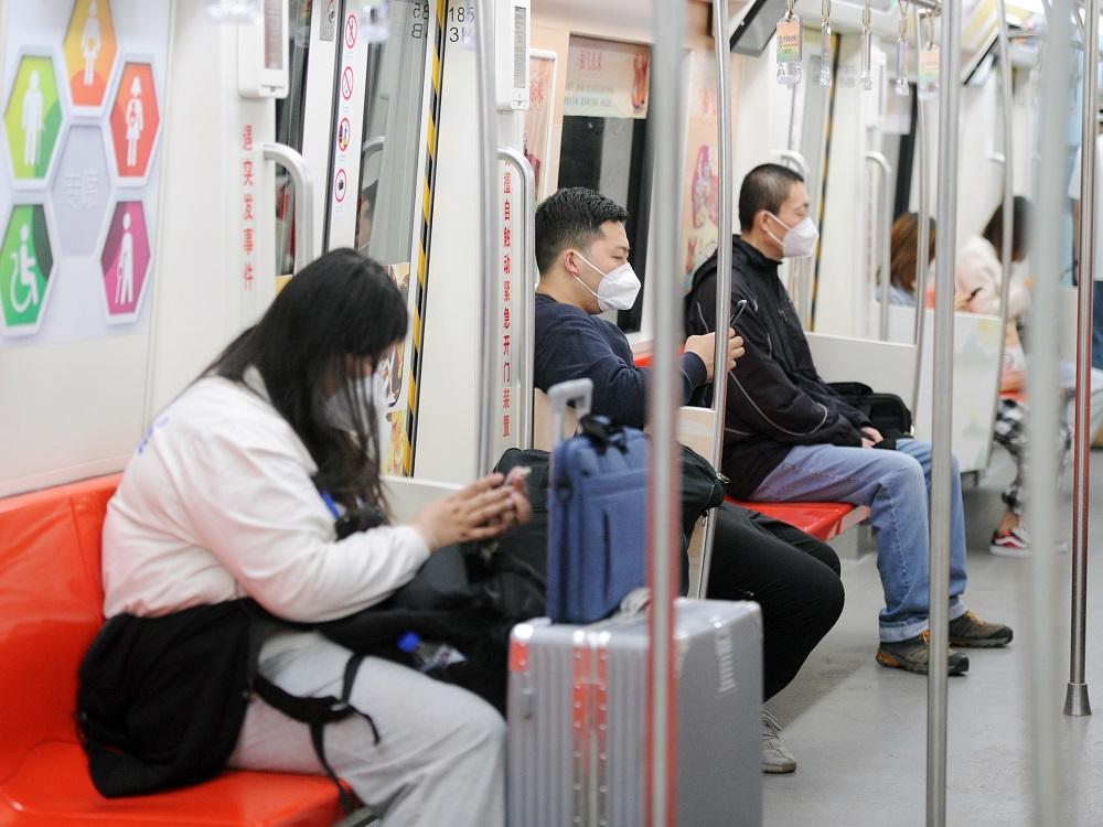 長春地鐵今日恢復行駛,乘客必須戴N95口罩。(中新社)