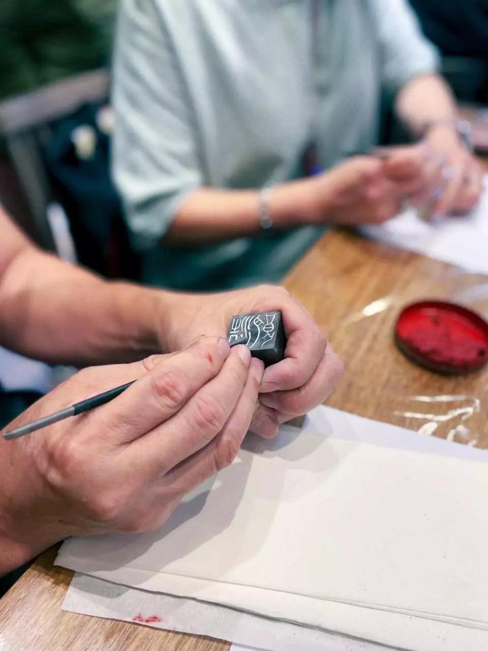 體驗在印石上刻字的樂趣。