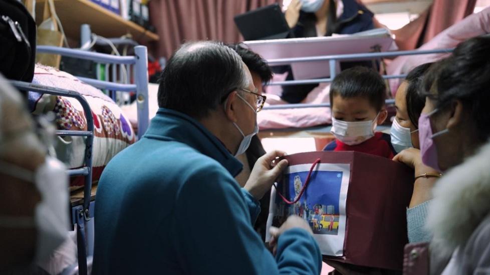 陳帆上載探訪兩個家庭的照片,指他們原本居於劏房,其後搬入過渡性房屋,居住環境大為改善。(運房局網頁)