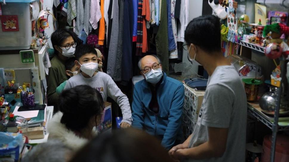 陳帆上載探訪兩個家庭的照片,指他們原本居於劏房,其後搬入過渡性房屋,居住環境大為改善。(運房局網頁)