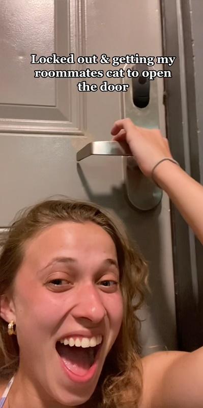 Bailey Rubal有家歸不得,請貓主子Voodoo開門。(YouTube)