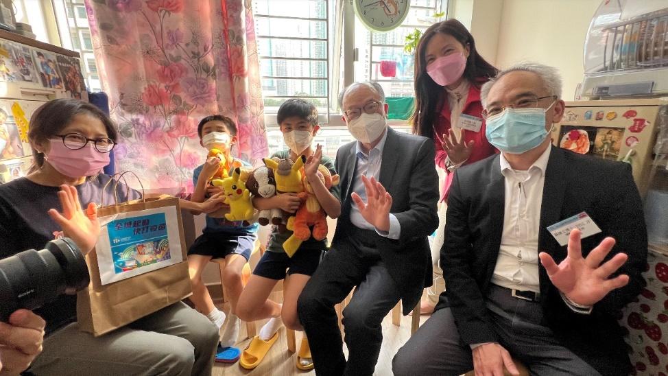 陳帆上載探訪兩個家庭的照片,指他們原本居於劏房,其後搬入過渡性房屋,居住環境大為改善。(運房局網頁)