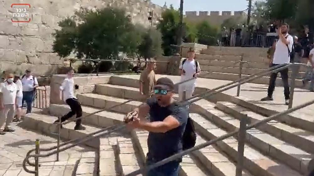 有以色列平民一度舉槍指向在場人士,遭警員勸止。(Twitter)