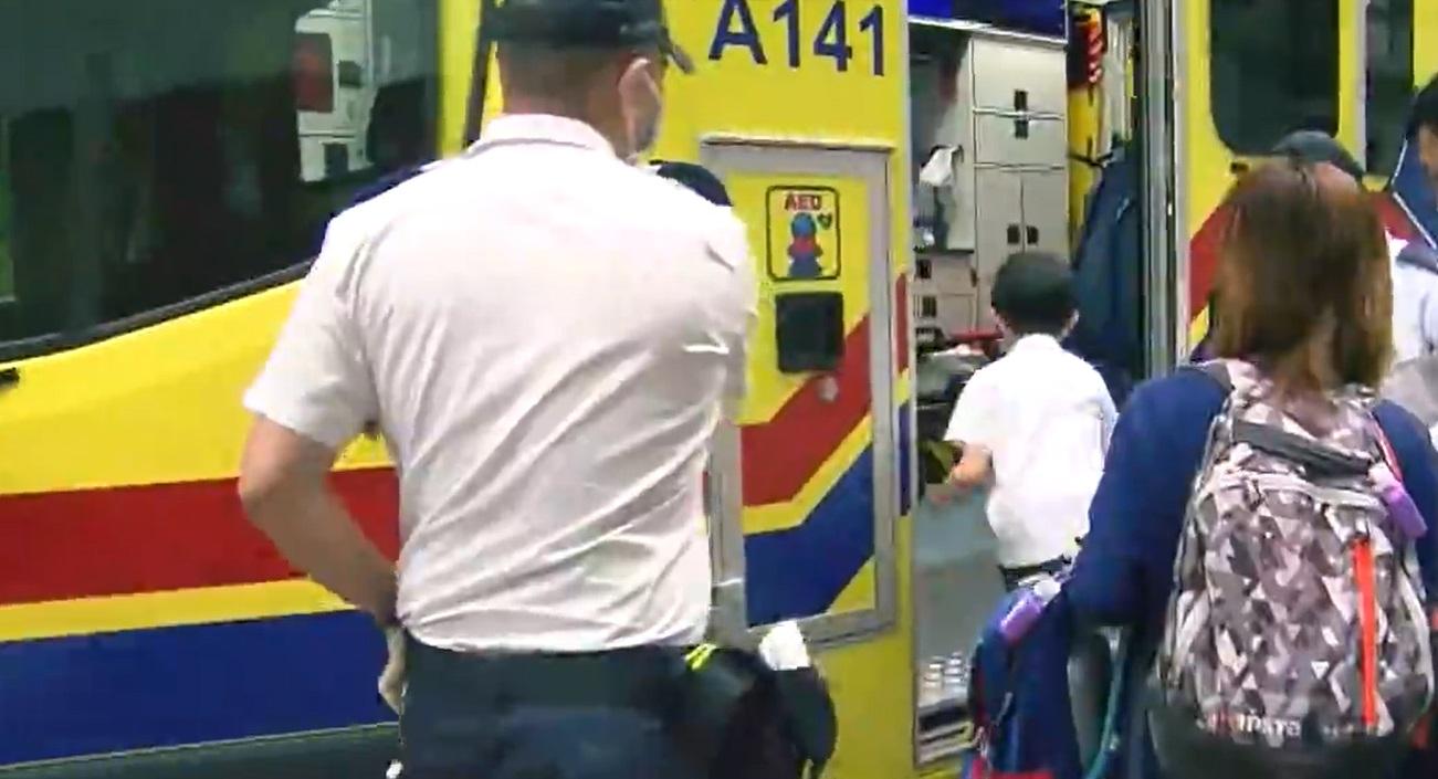 該男生事後由救護車送院檢查。(新聞截圖)