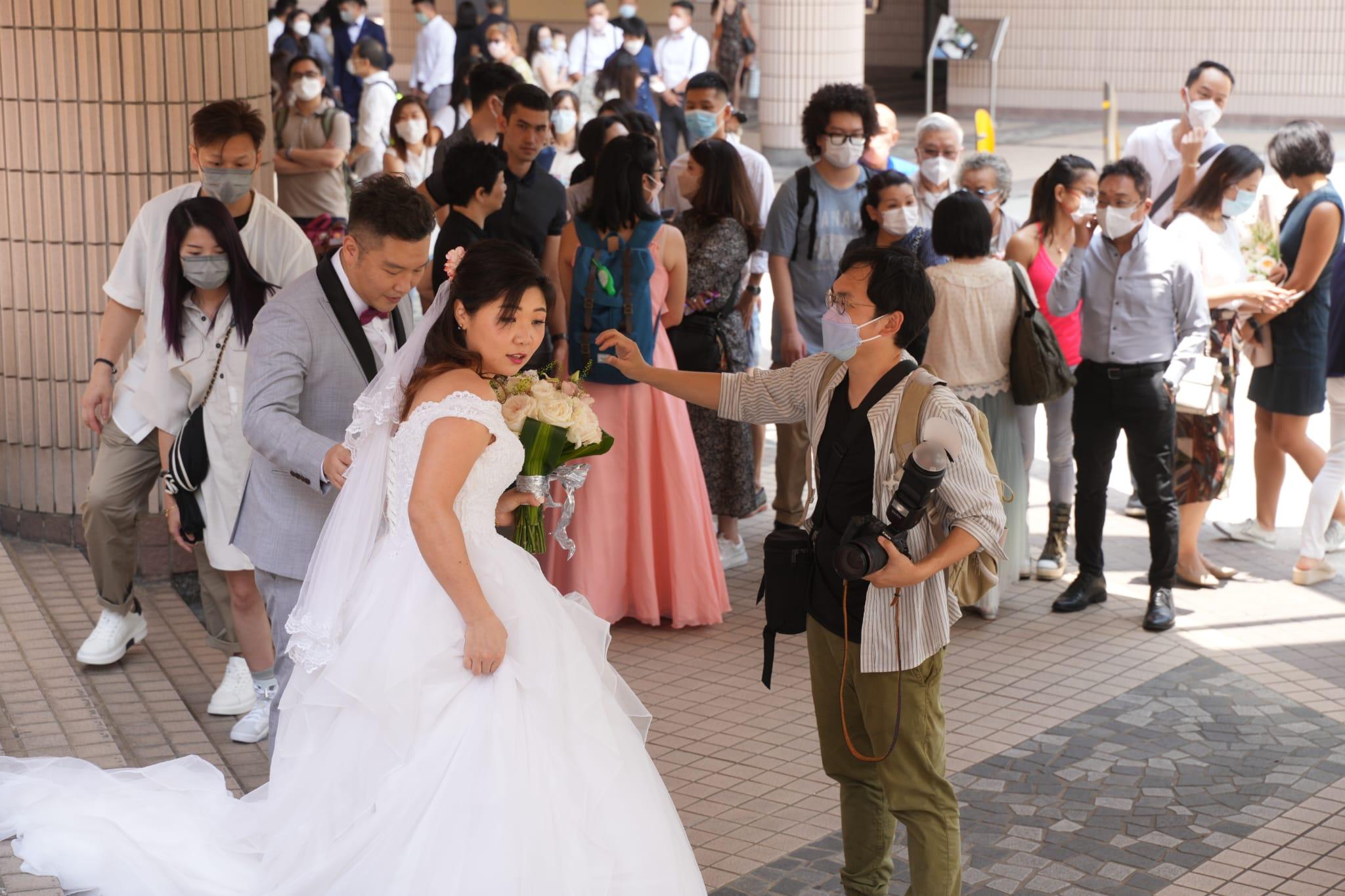 超過400對準新人打算在今日「520」登記結婚。(陳奕釗攝)