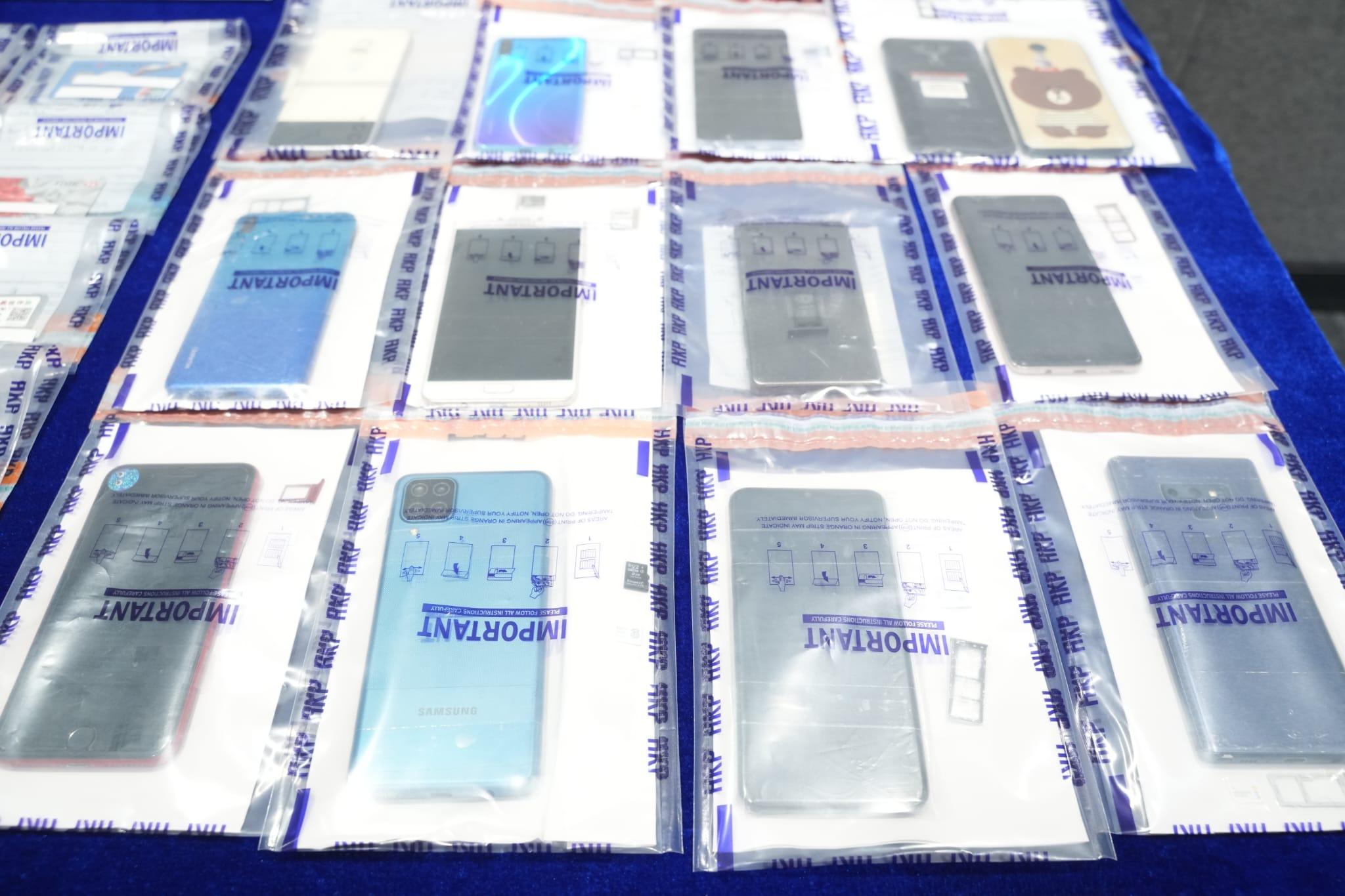 警方展示在案中檢獲的物品。