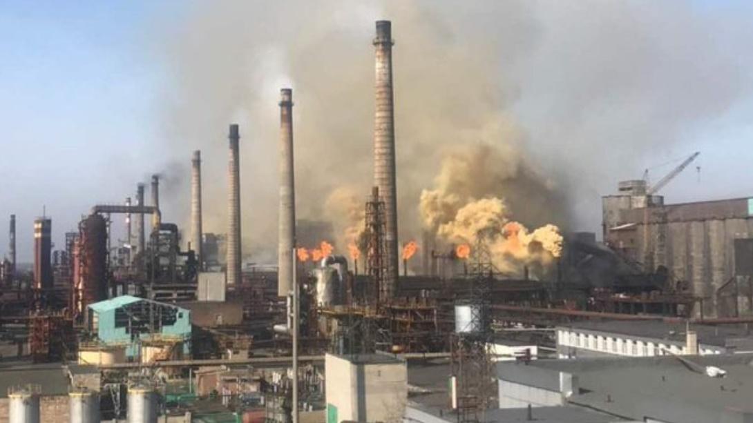 東部頓涅茨克(Donetsk)一個廠房遇到空襲,官員指造成最少10死15人傷。(Twitter)