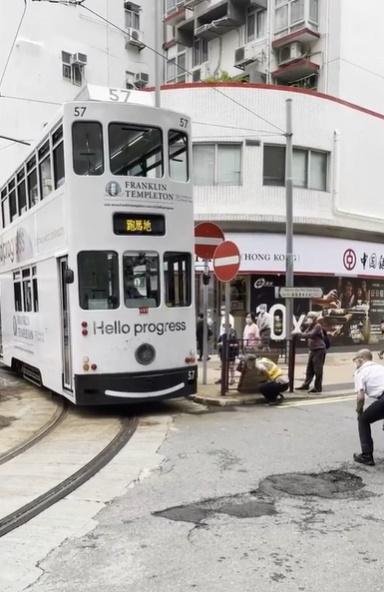 多架電車同地點連環出軌。(筲箕灣社區辦事處@FB)