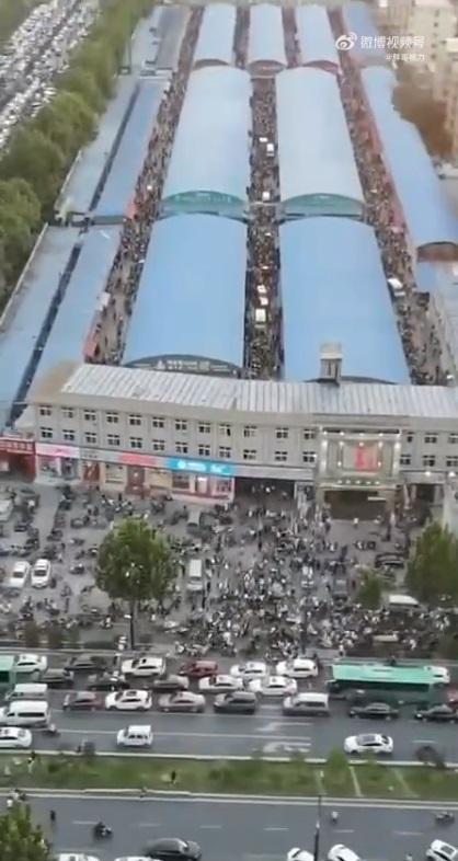 河南鄭州宣布封城一周,當地許多市民駕車搶購物資,造成超市外的路口擁堵不堪。(網片截圖)