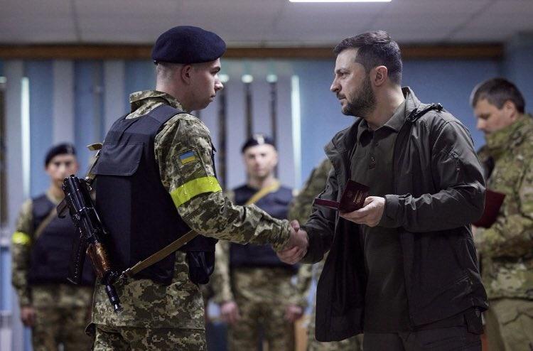 澤連斯基視察哈爾科夫的烏軍前線陣地。(Twitter)